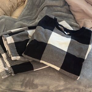 Old Navy Black and White Checkered Pajama Top and joggers bottom